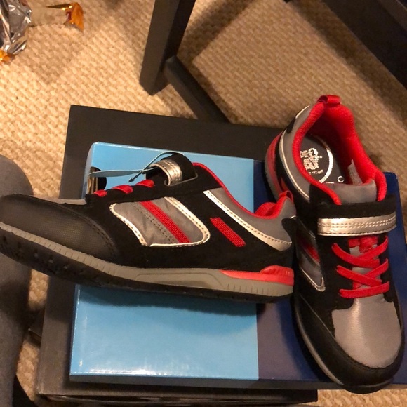 NWT BOYS SNEAKERS - Picture 4 of 7